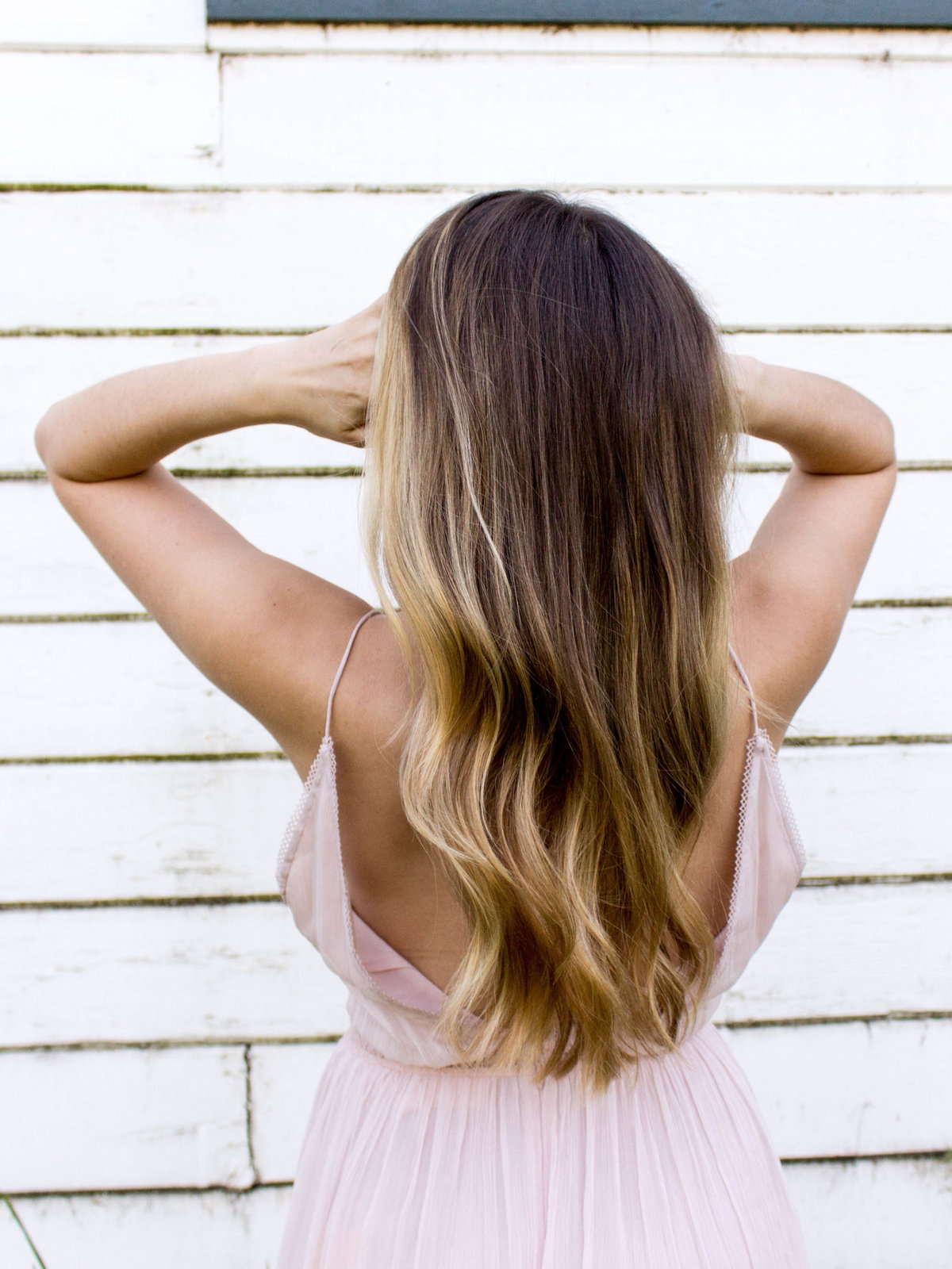 Mädchen mit langen Haaren von hinten