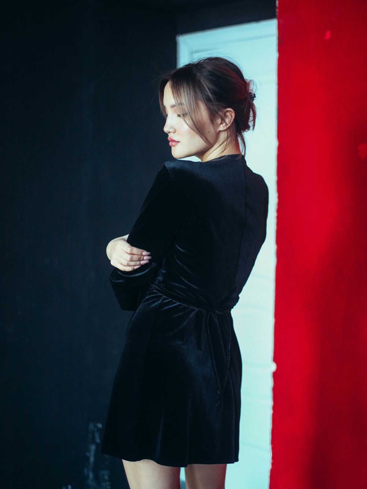 Mädchen im schwarzen Samtkleid