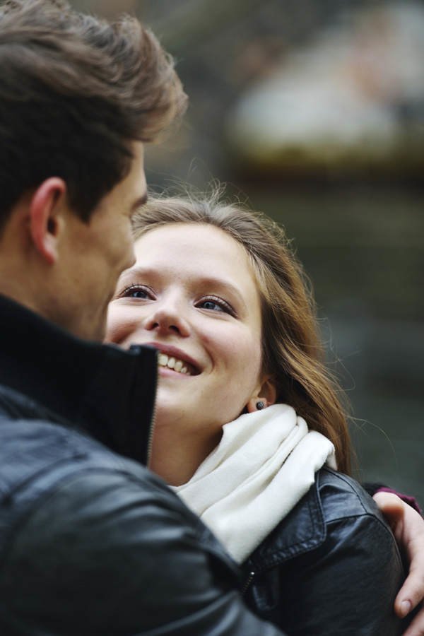 Mädchen und Junge umarmen sich