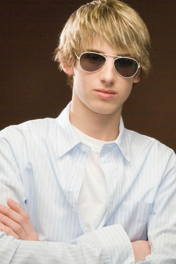Blonder Junge mit Sonnenbrille