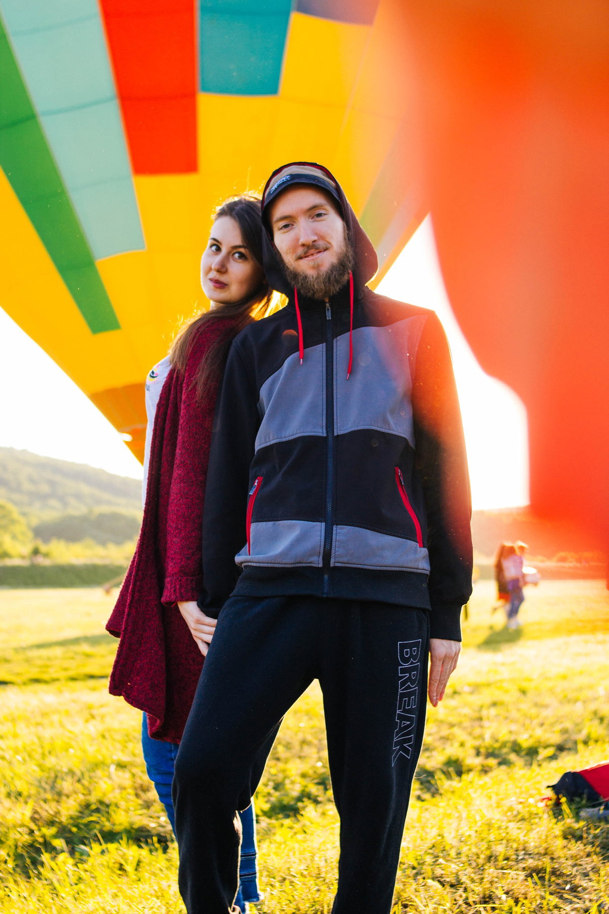 Mann und Frau auf Wiese