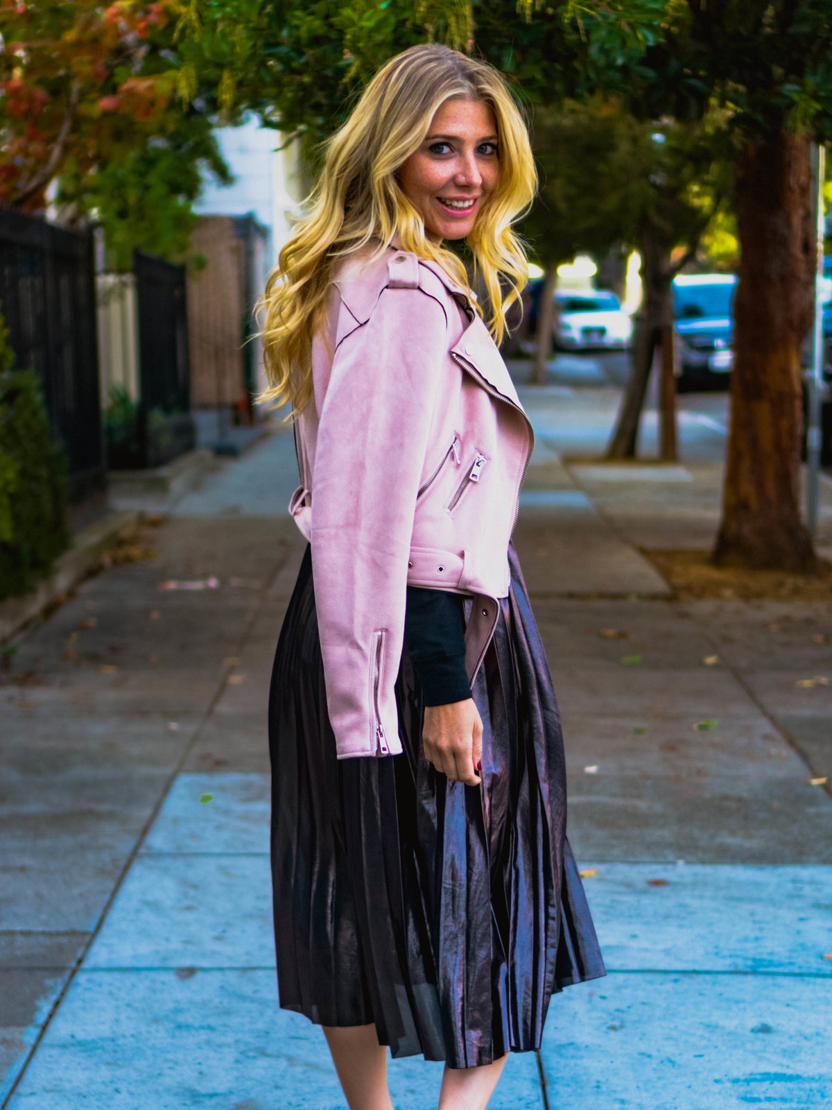 Mädchen im Kleid mit rosa Lederjacke
