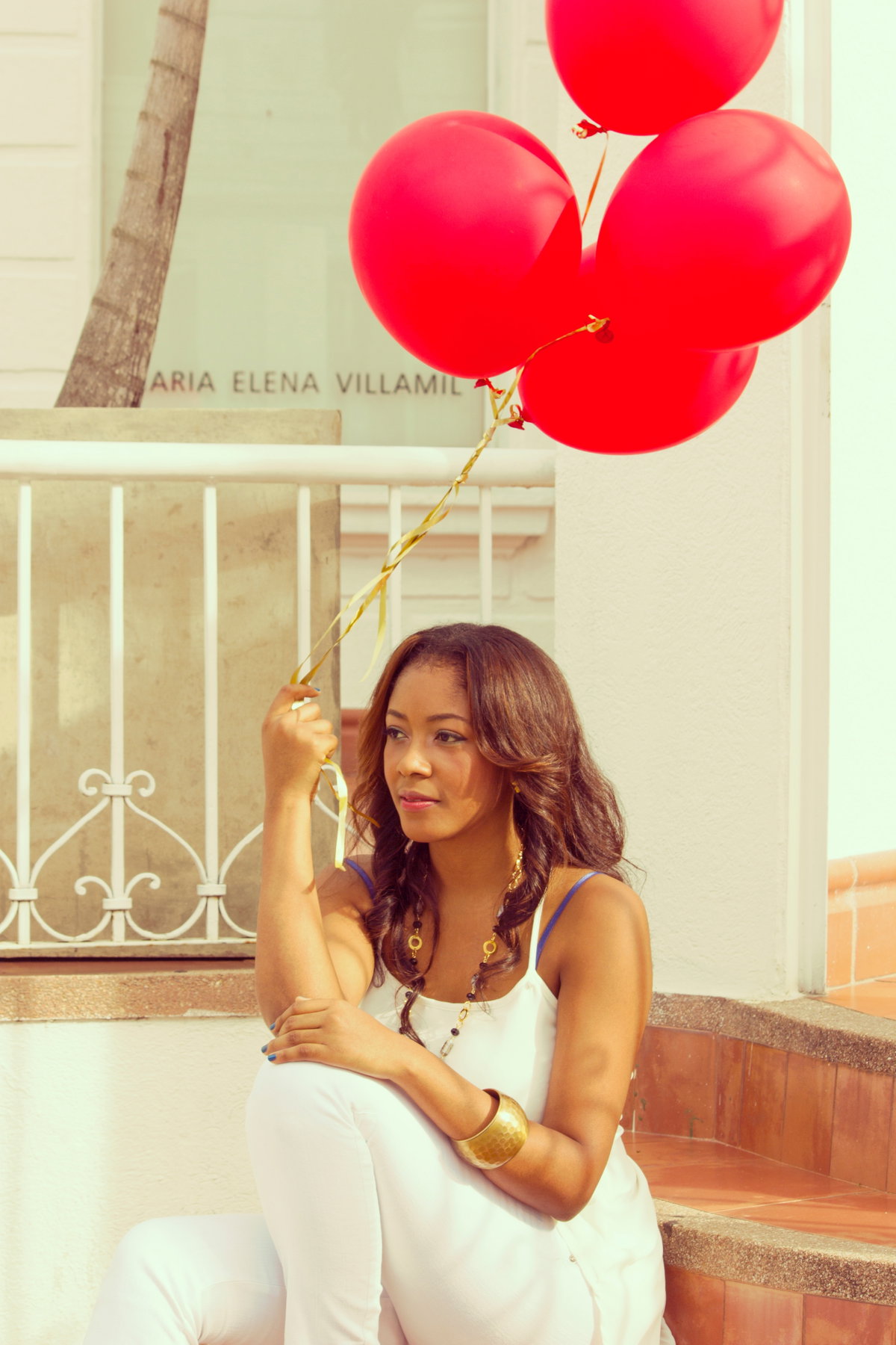 Mädchen mit drei roten Ballons