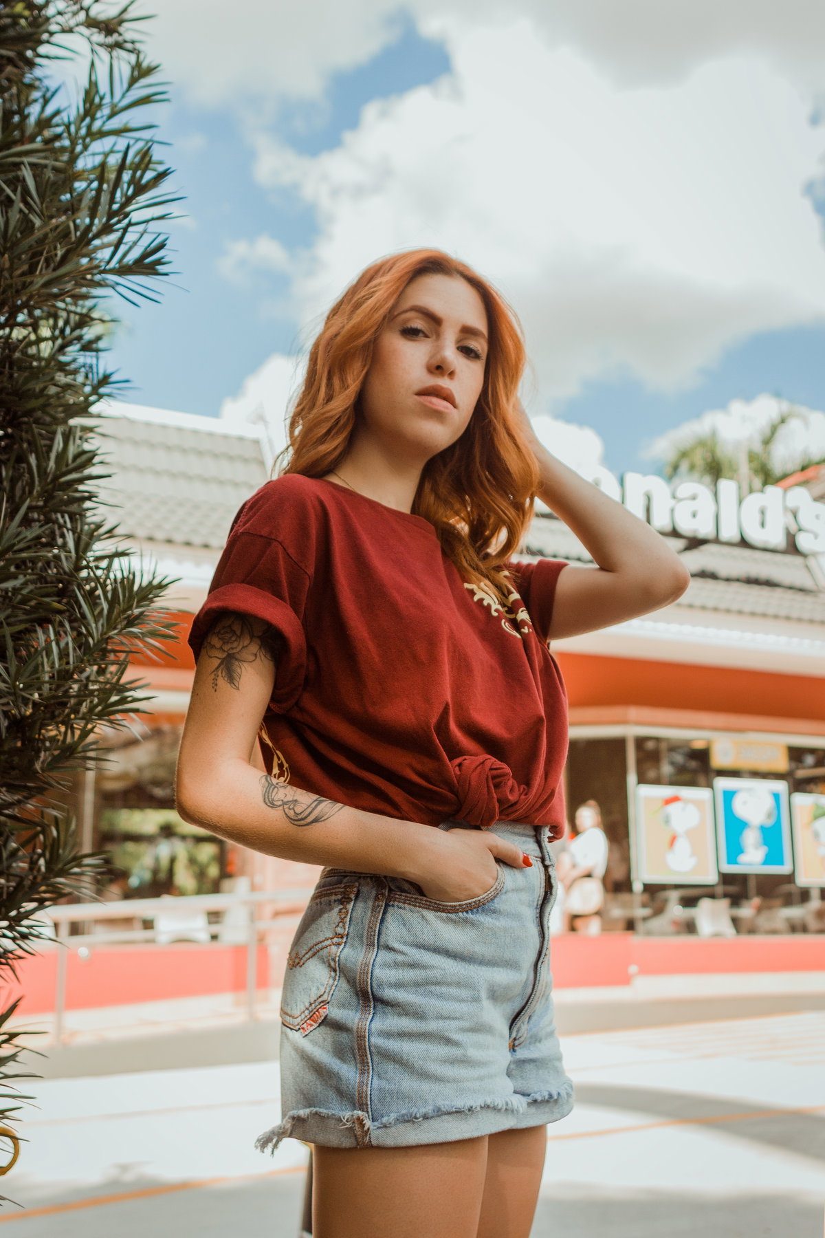 Mädchen mir rotem T-Shirt und Jeansshorts