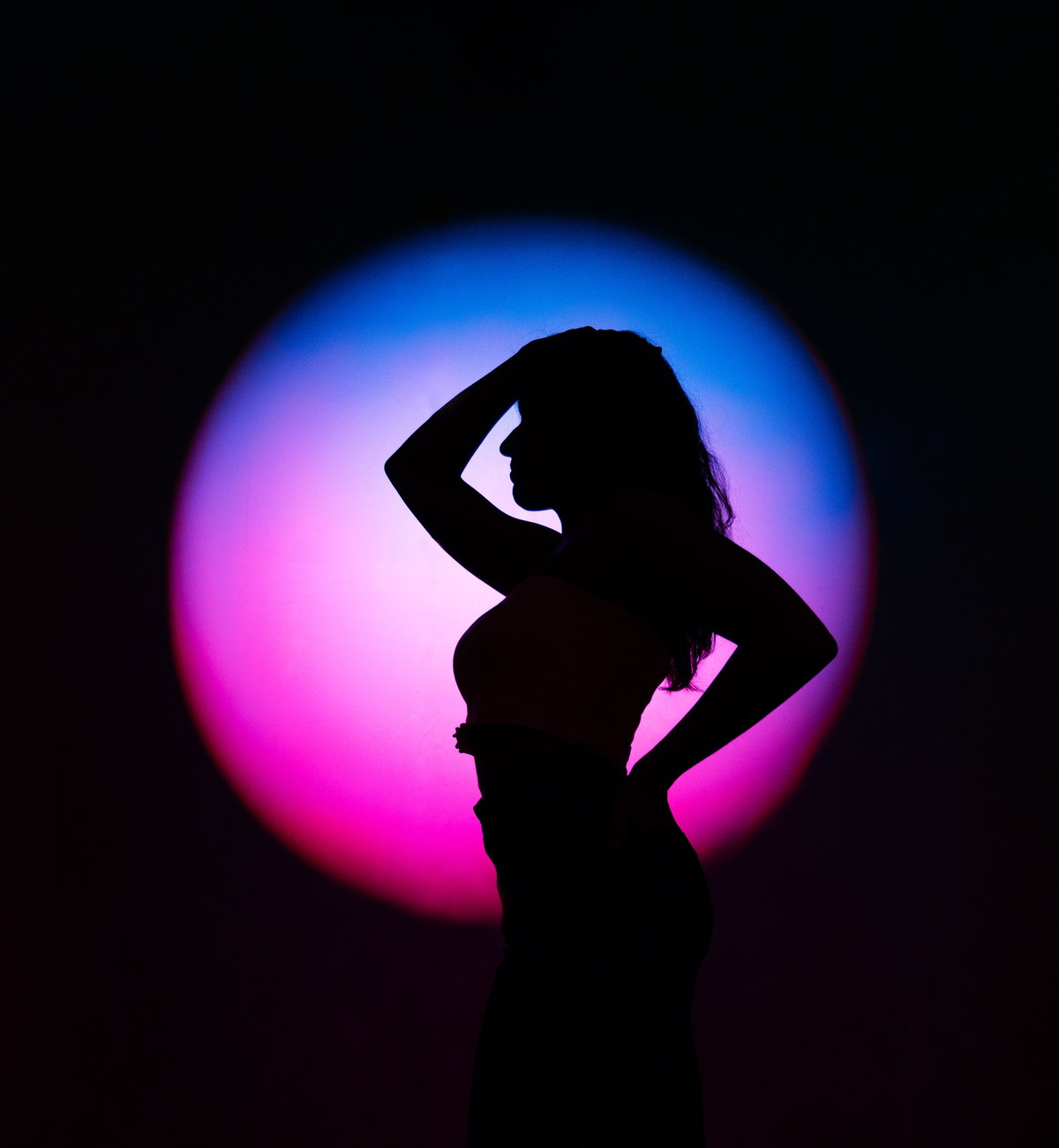 Mädchen vor pinkem Licht