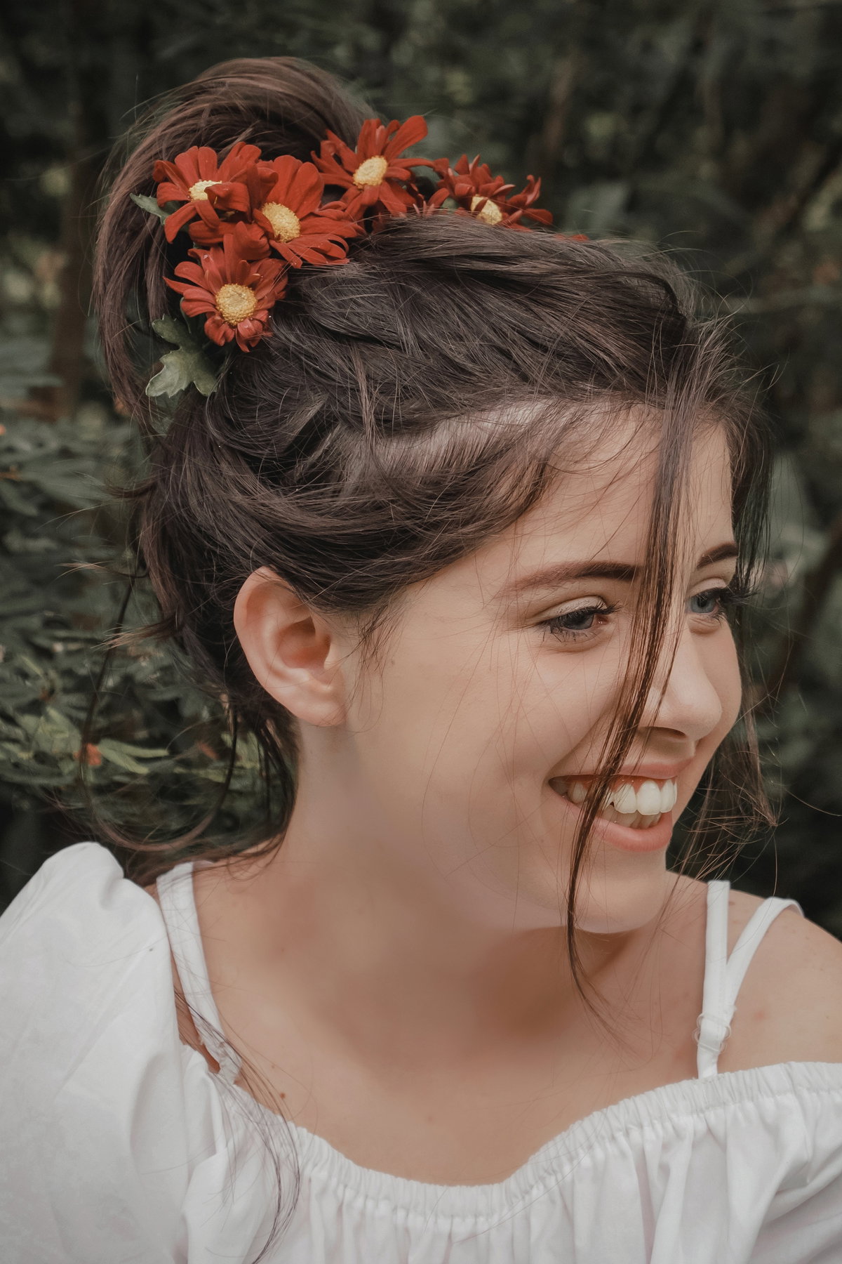 Mädchen mit Blumen im Dutt