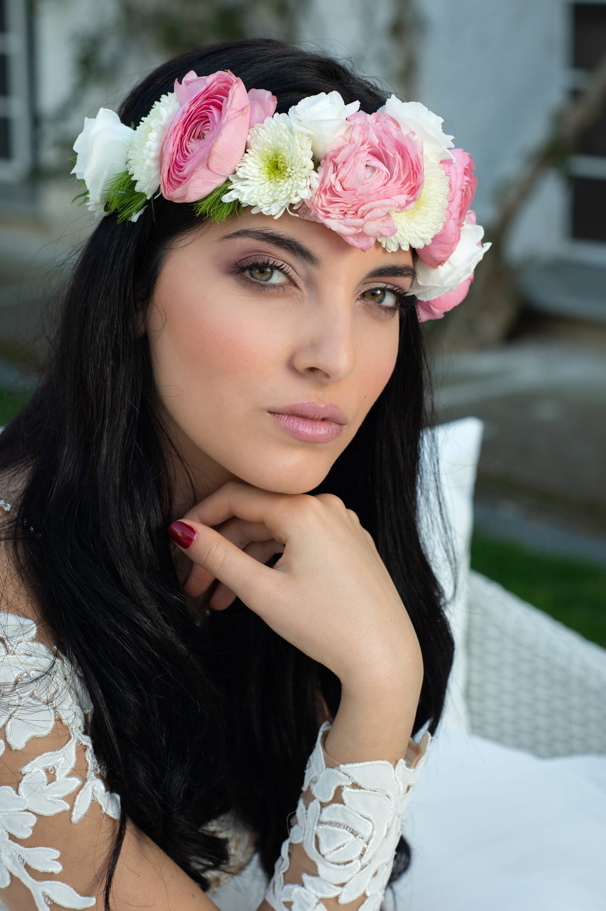 Dunkelhaarige Frau mit Blumenkranz