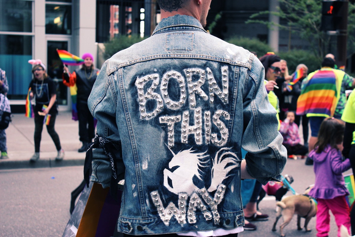 Mann in Jeansjacke