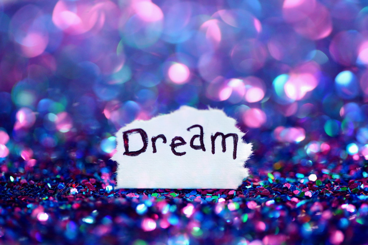 Lila Glitzer mit der Aufschrift Dream