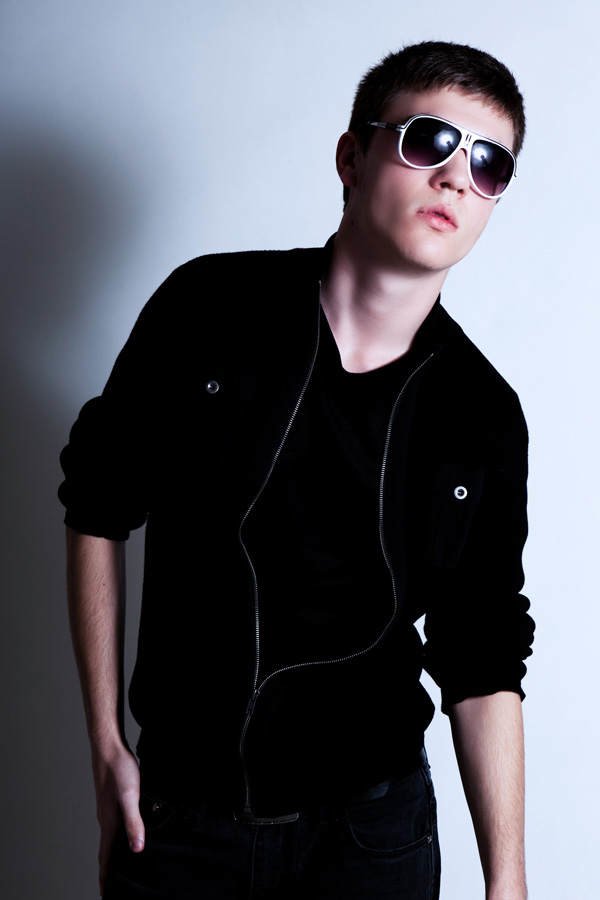 Junge mit Sonnenbrille