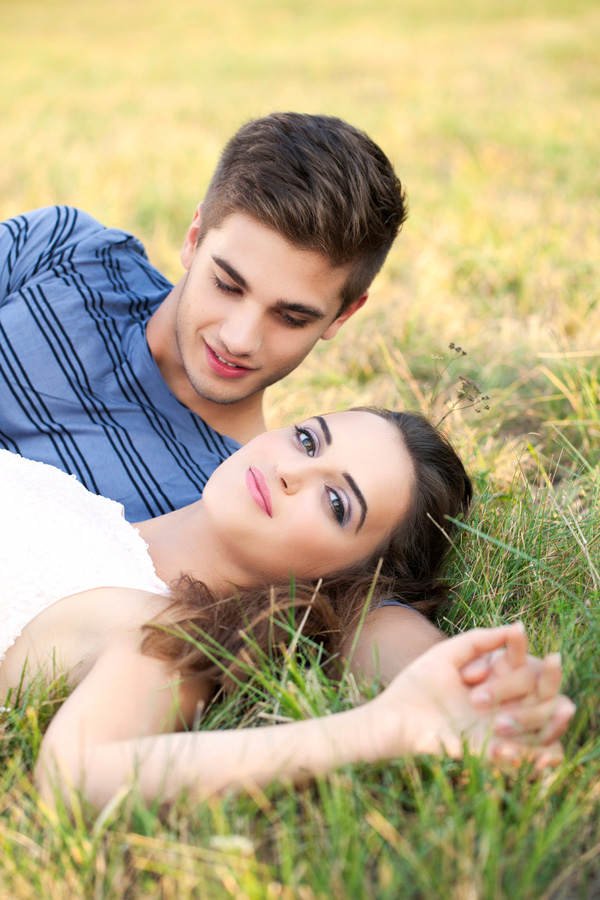 Junge und Mädchen auf einer Wiese