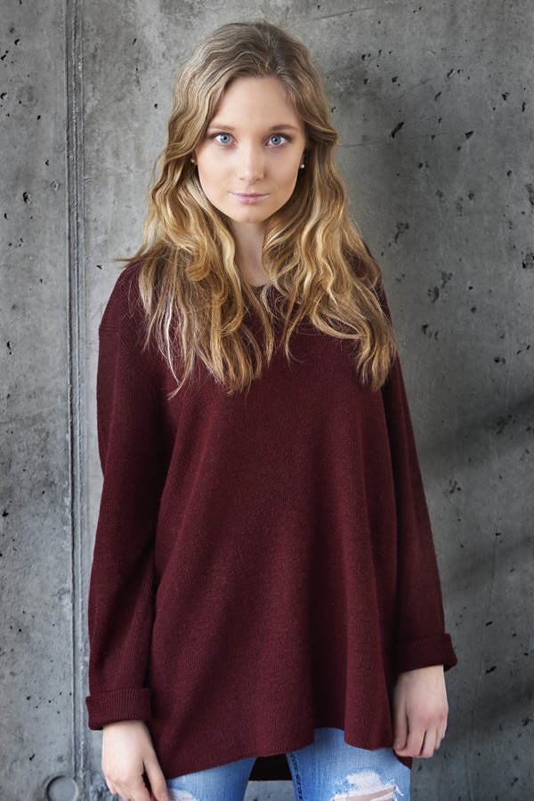 Mädchen im dunkelroten Pullover