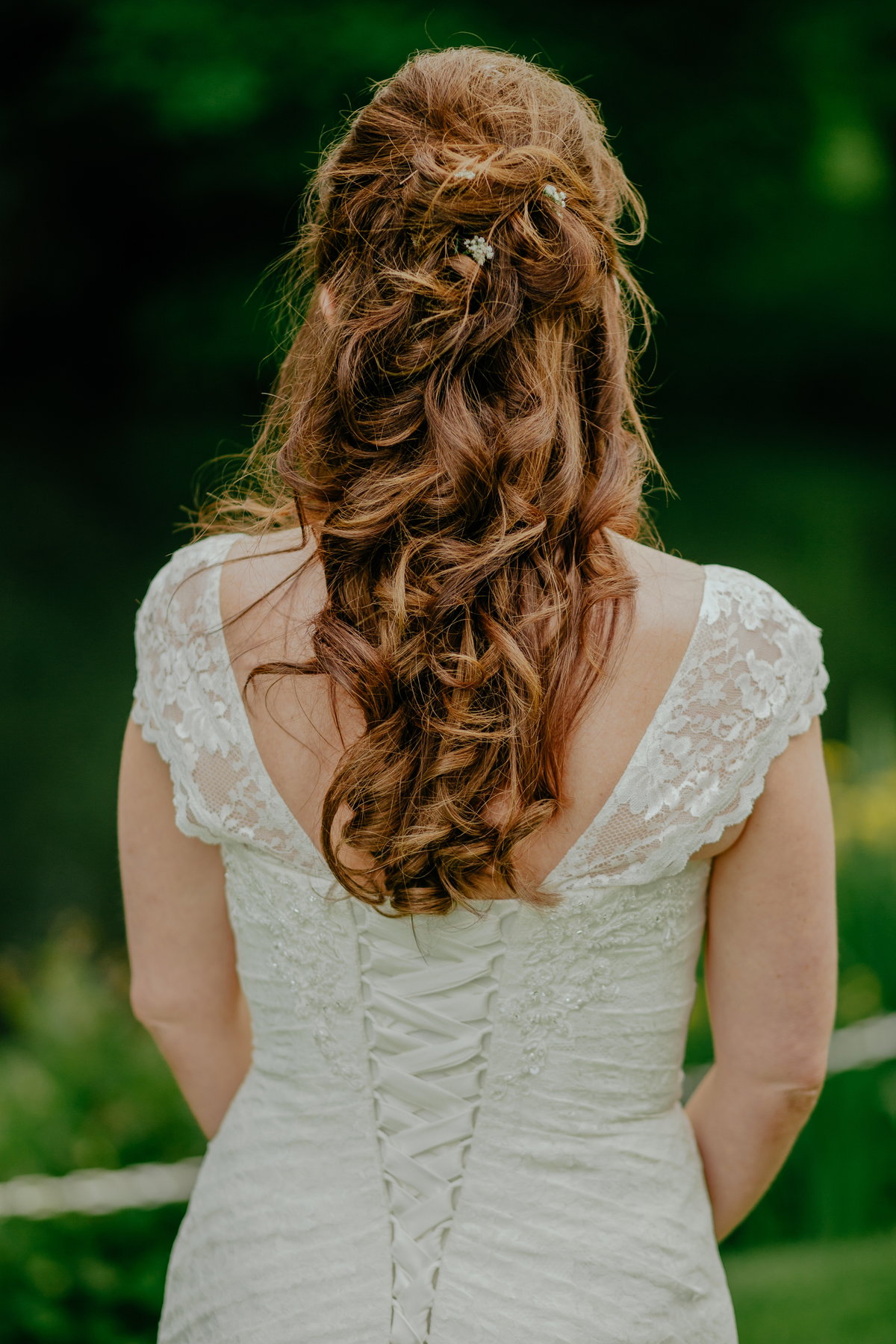 Mädchen von hinten mit Locken