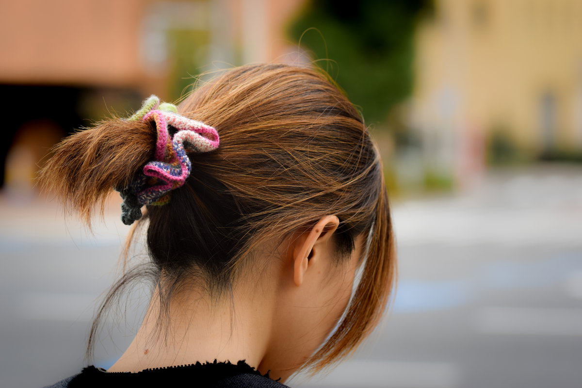 Mädchen mit Scrunchie