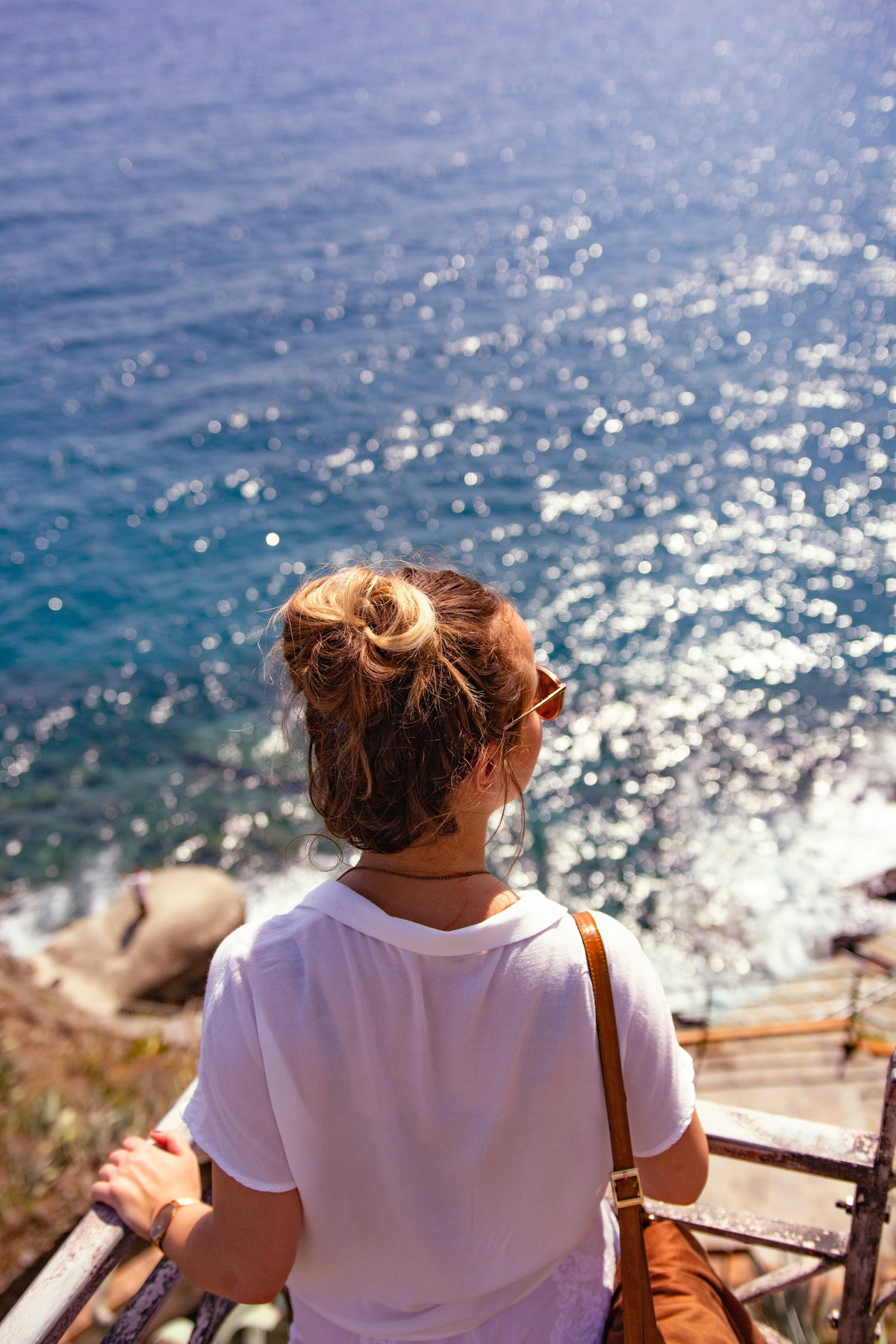Mädchen am Meer mit Dutt