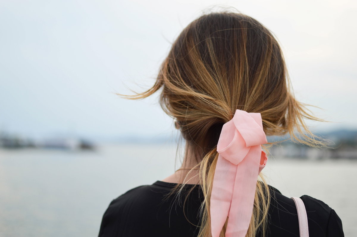 Mädchen mit rosa Schleife im Haar