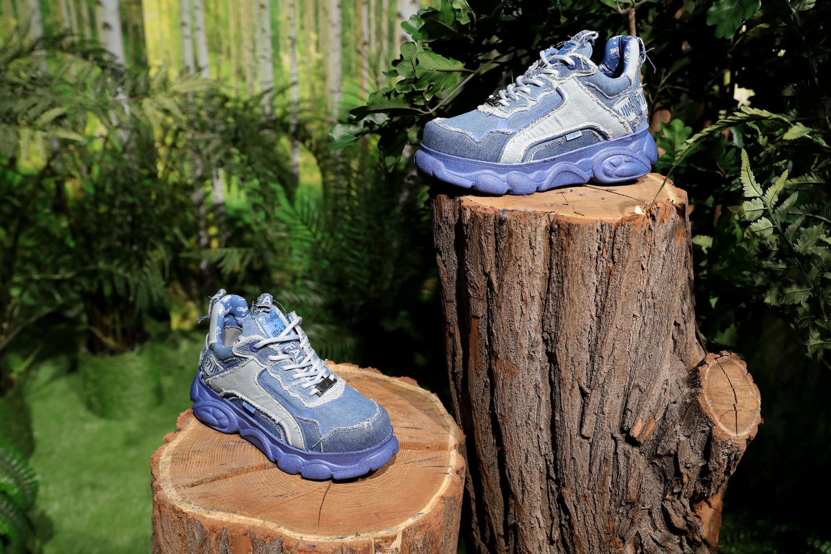 Buffalo x J1Mo71 by Lisa & Lena blau