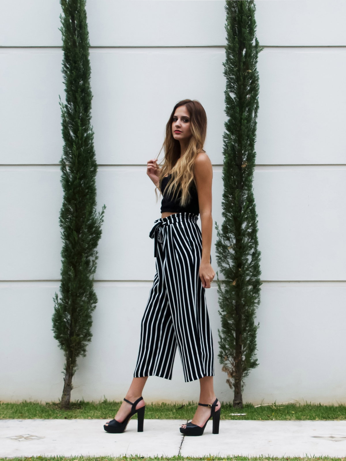 Mädchen in gestreifter Culotte