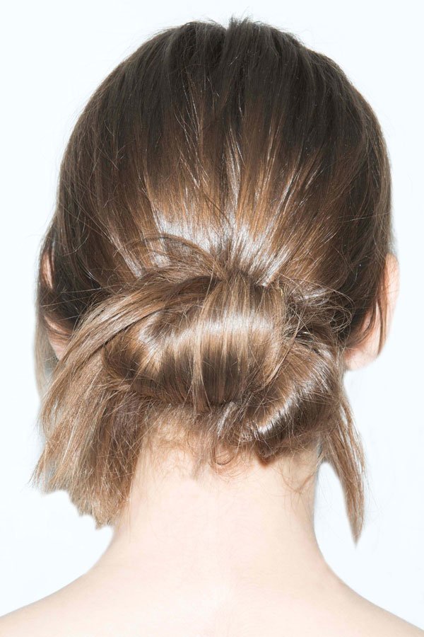 Lange Haare zusammenbinden