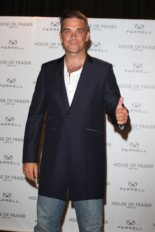 Robbie Williams rank & schlank