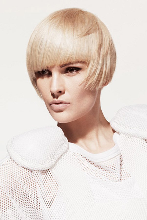 Eleganter Bob in Platinblond