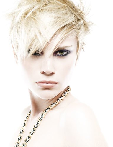Kurzhaarfrisur: platinblonder Schnitt