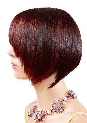 Kurzhaarfrisuren: Asymmetrischer Cut in Farbe