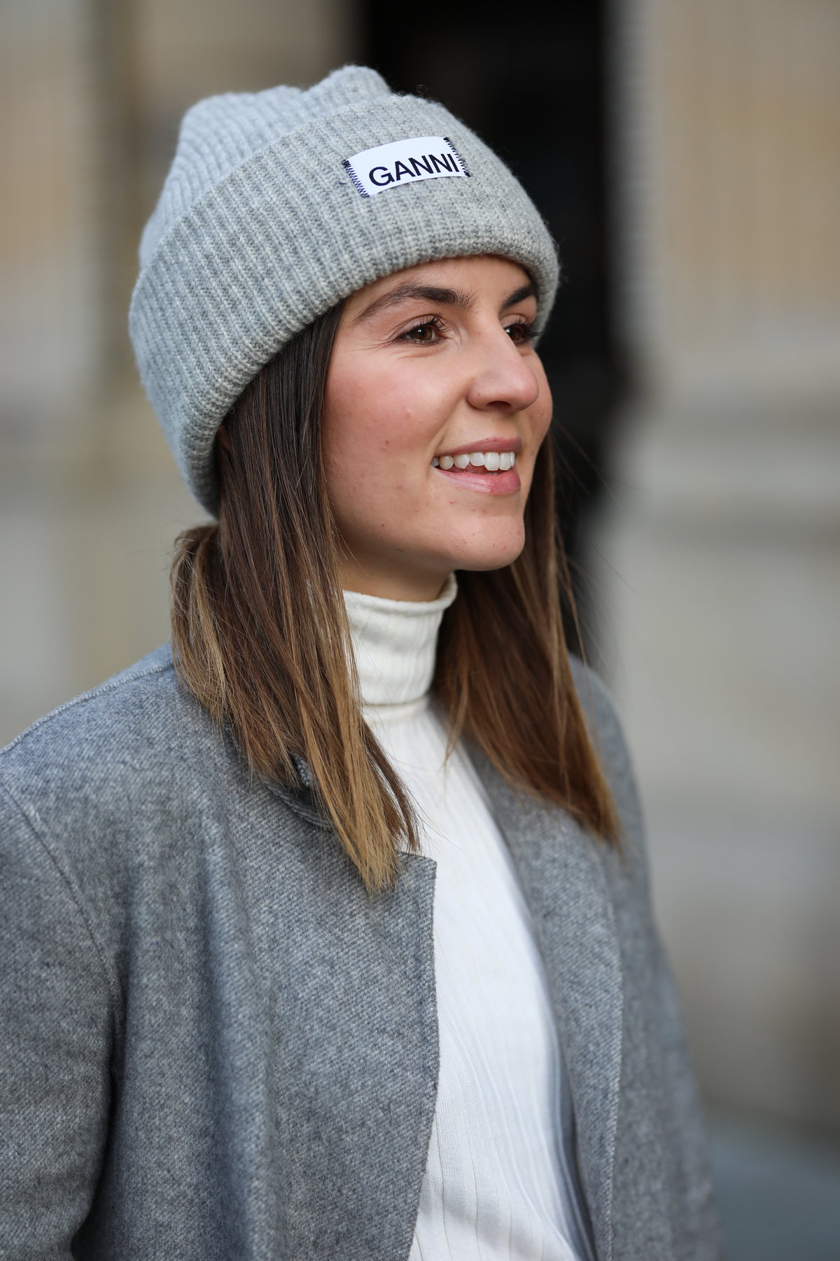 Mittellange Haare mit Mütze