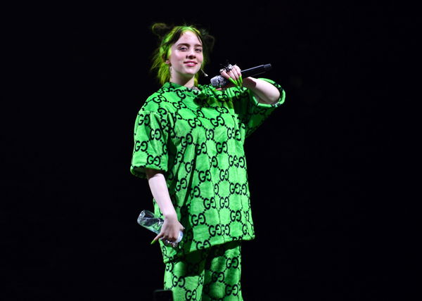 Billie Eilish: „Fett“? DARUM trägt sie weite Klamotten