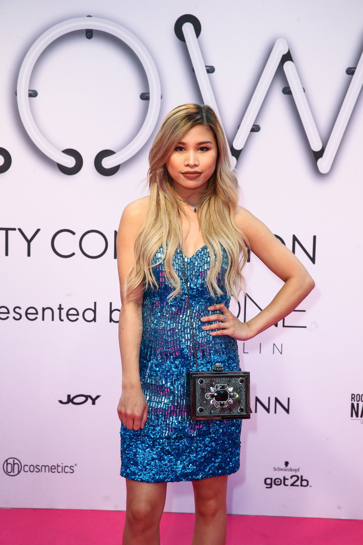 YouTuberin Kisu im Kleid