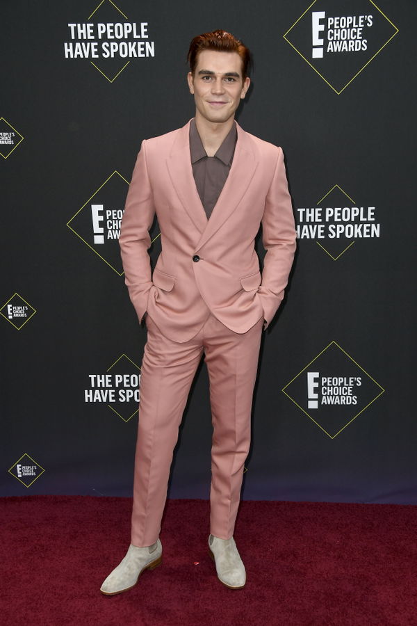 "Riverdale"-Star KJ Apa überrascht mit Vollbart