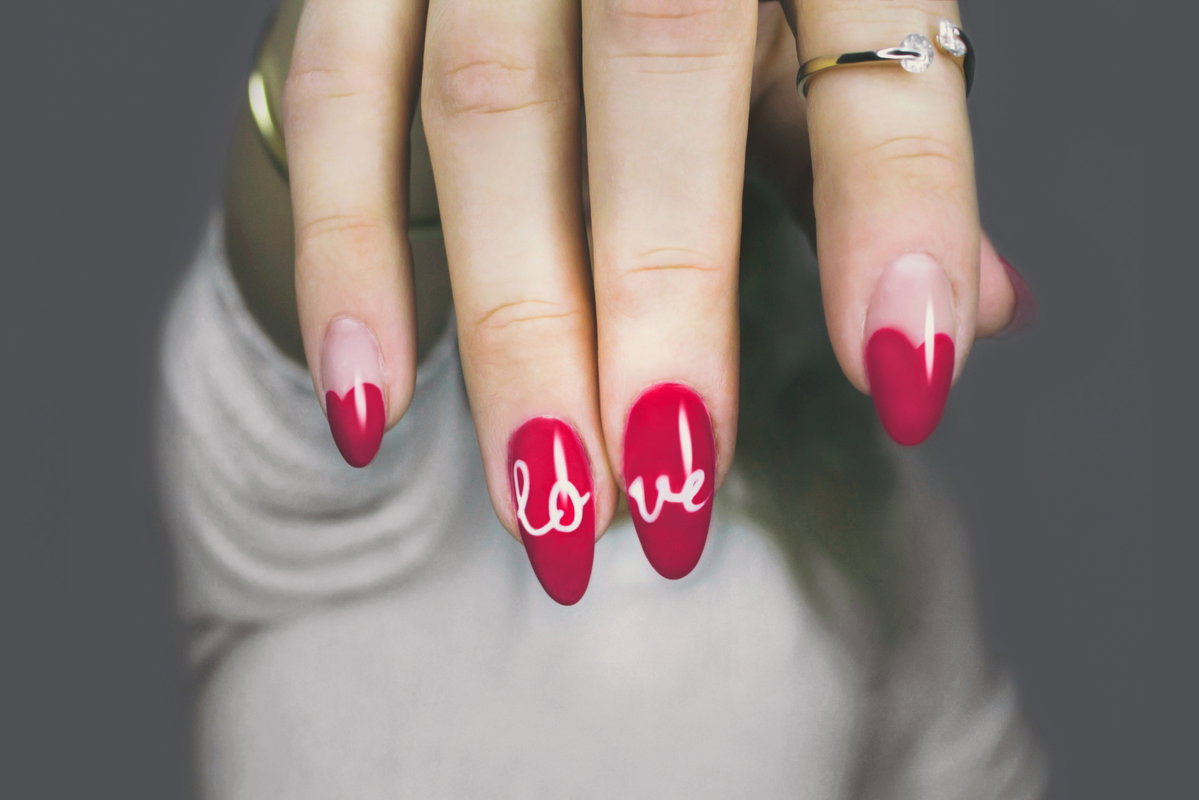 Shellac mit rotem Nagellack