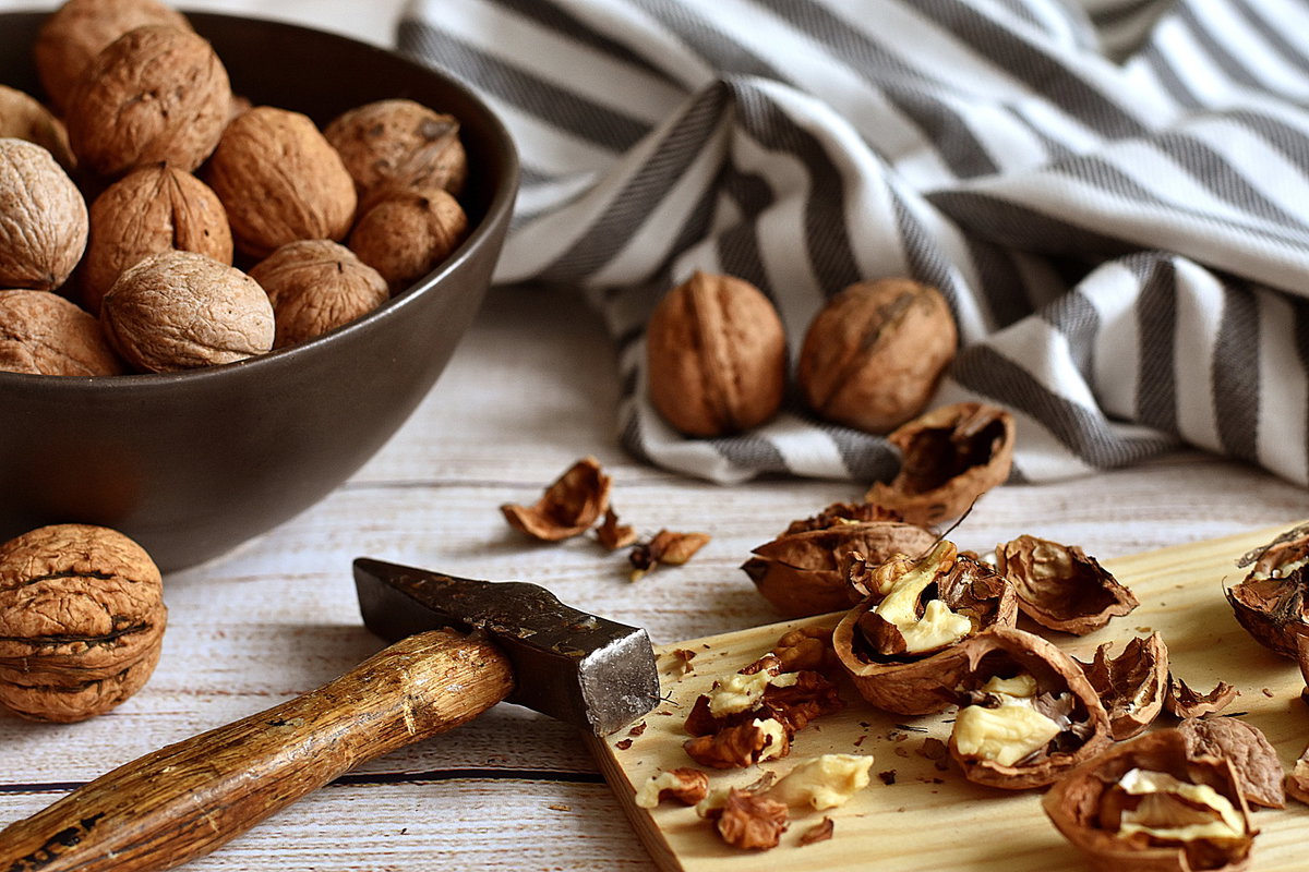 In Nüssen stecken viele Vitamine und Nähstoffe, die dem Gehirn Power geben.
