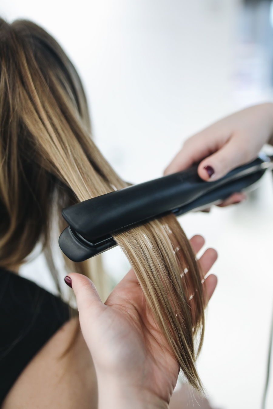 Haare glätten: 7 Fehler, die jedes Mädchen macht