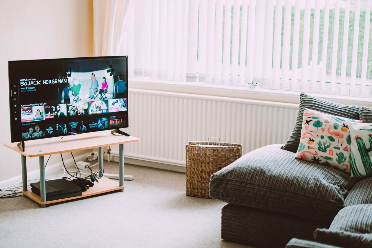 Fernseher im Wohnzimmer mit Netflix