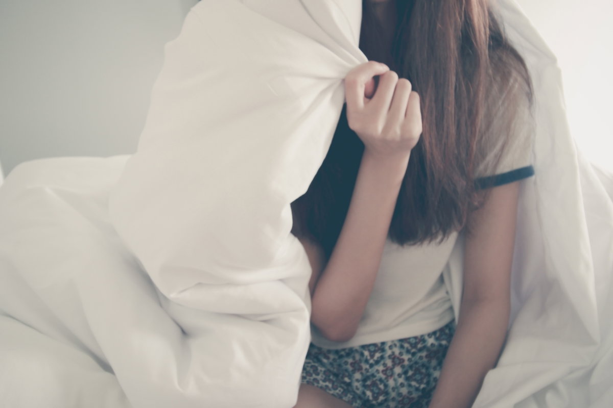 mädchen im bett mit bettdecke