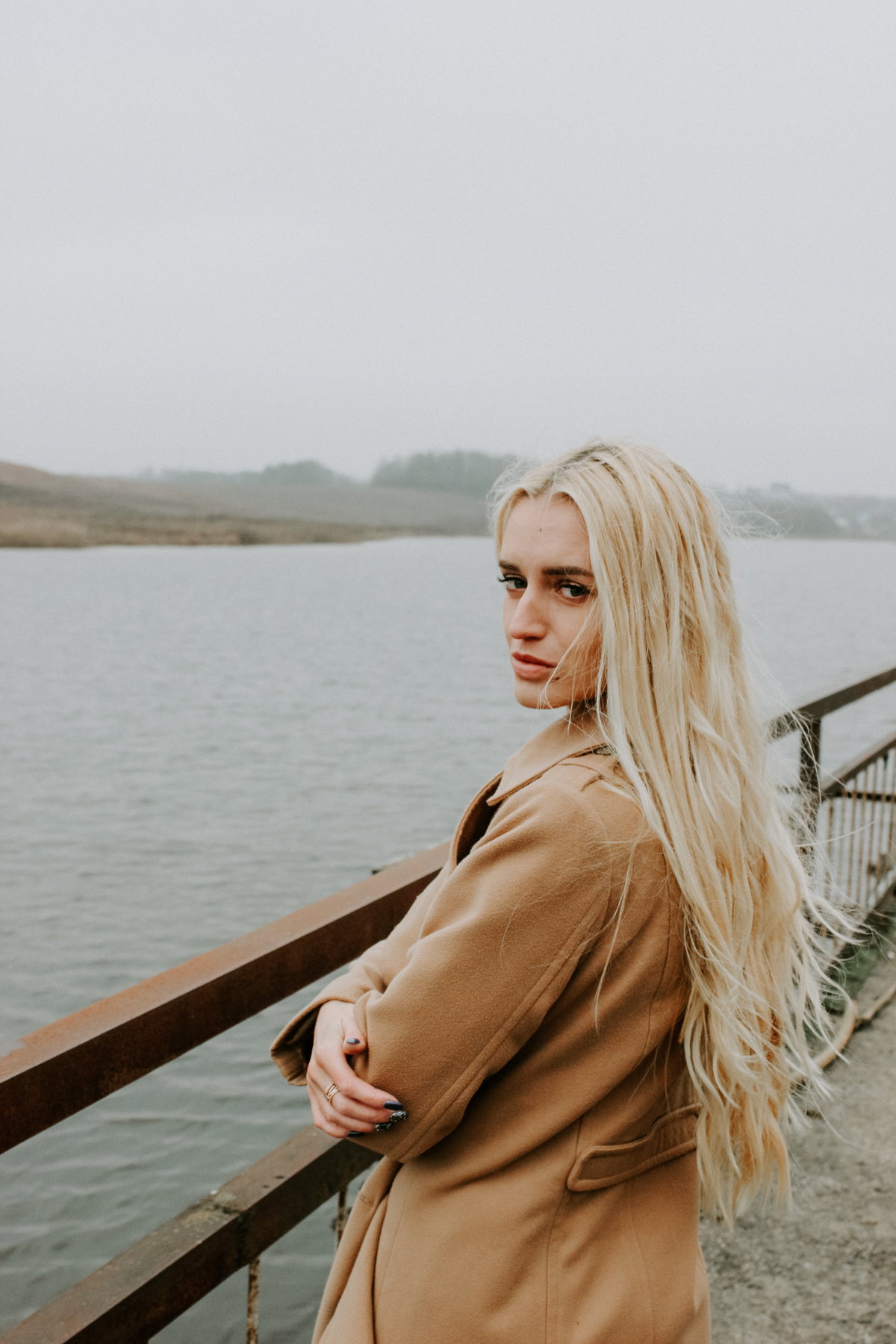 Blondiertes Haar eines Mädchens am Meer