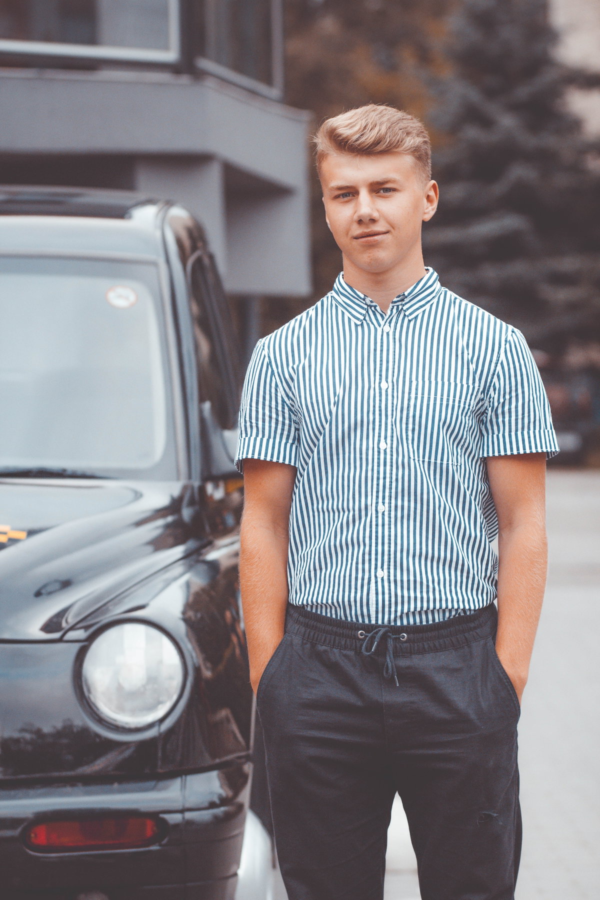 Junge vor einem Auto