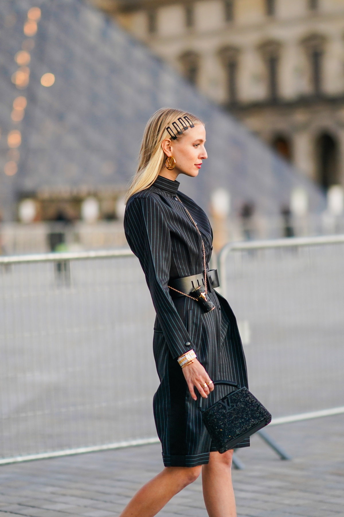 Leonie Hanne mittellange Haare mit Haarspange