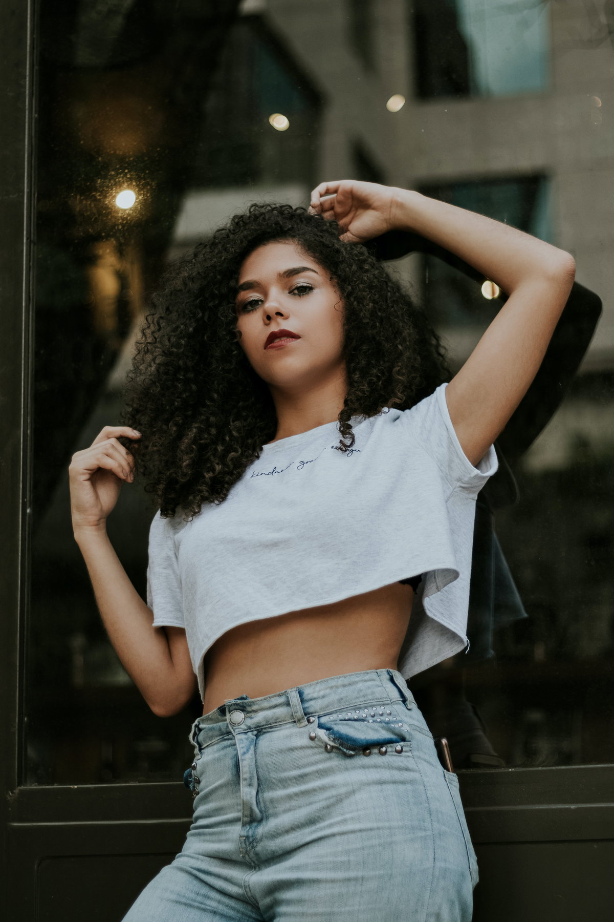 Frau mit einem Crop Top