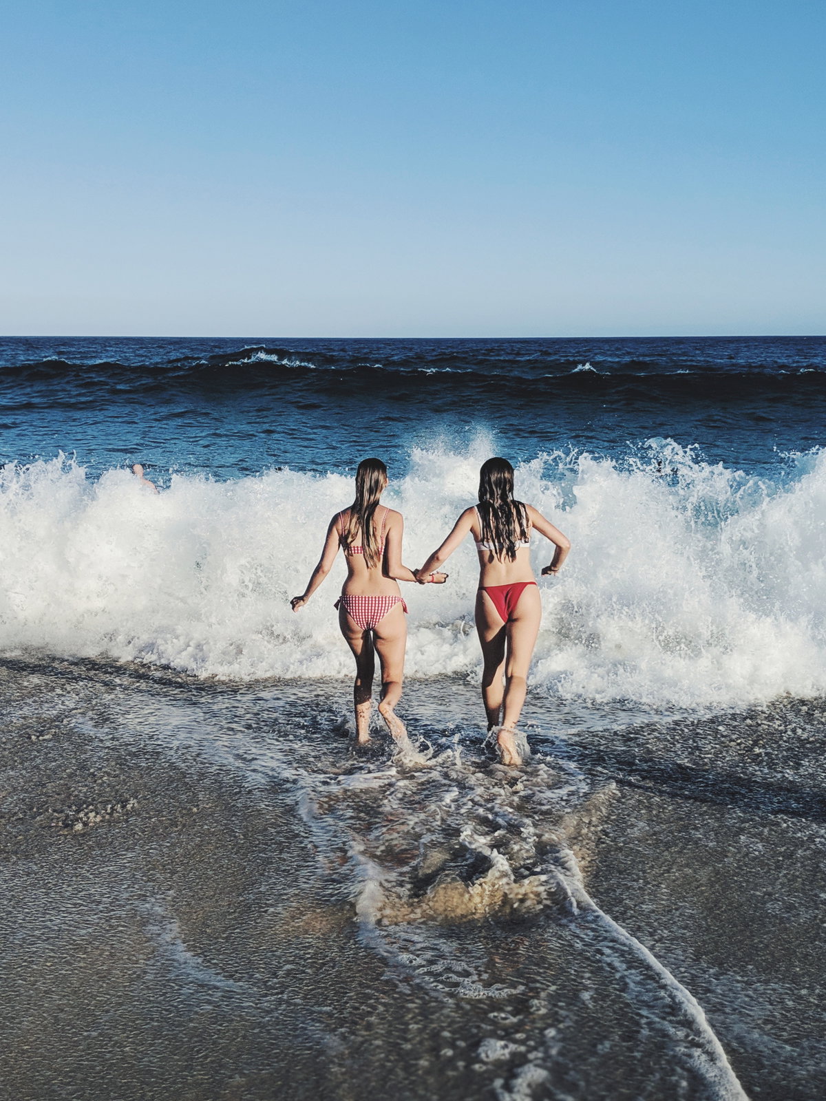 Zwei Mädchen im Meer