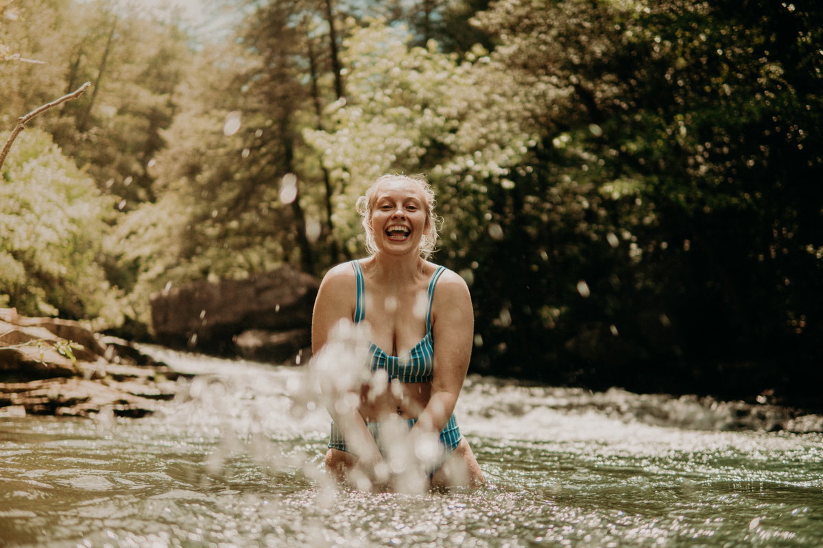 Frau in einem See