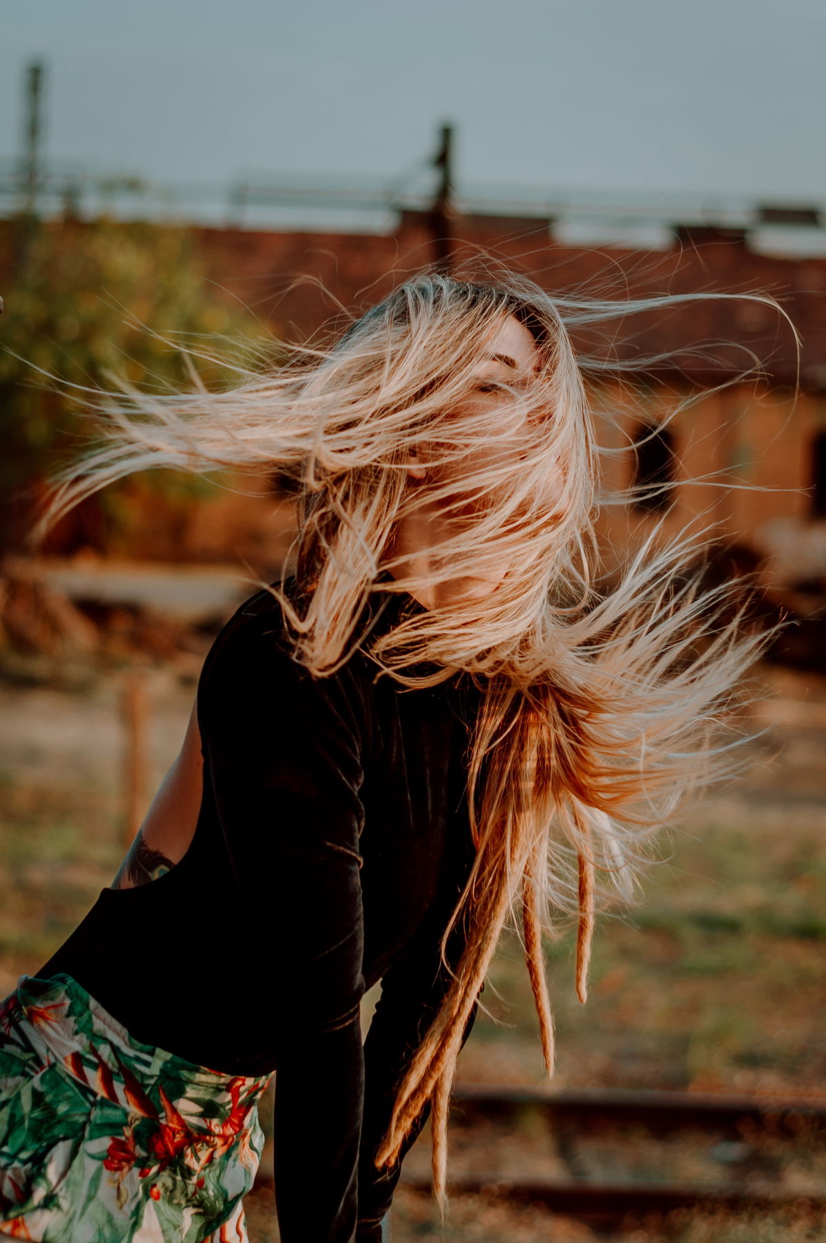 Frisuren bei Wind: Mit diesen Haar-Tipps hält deine Frisur