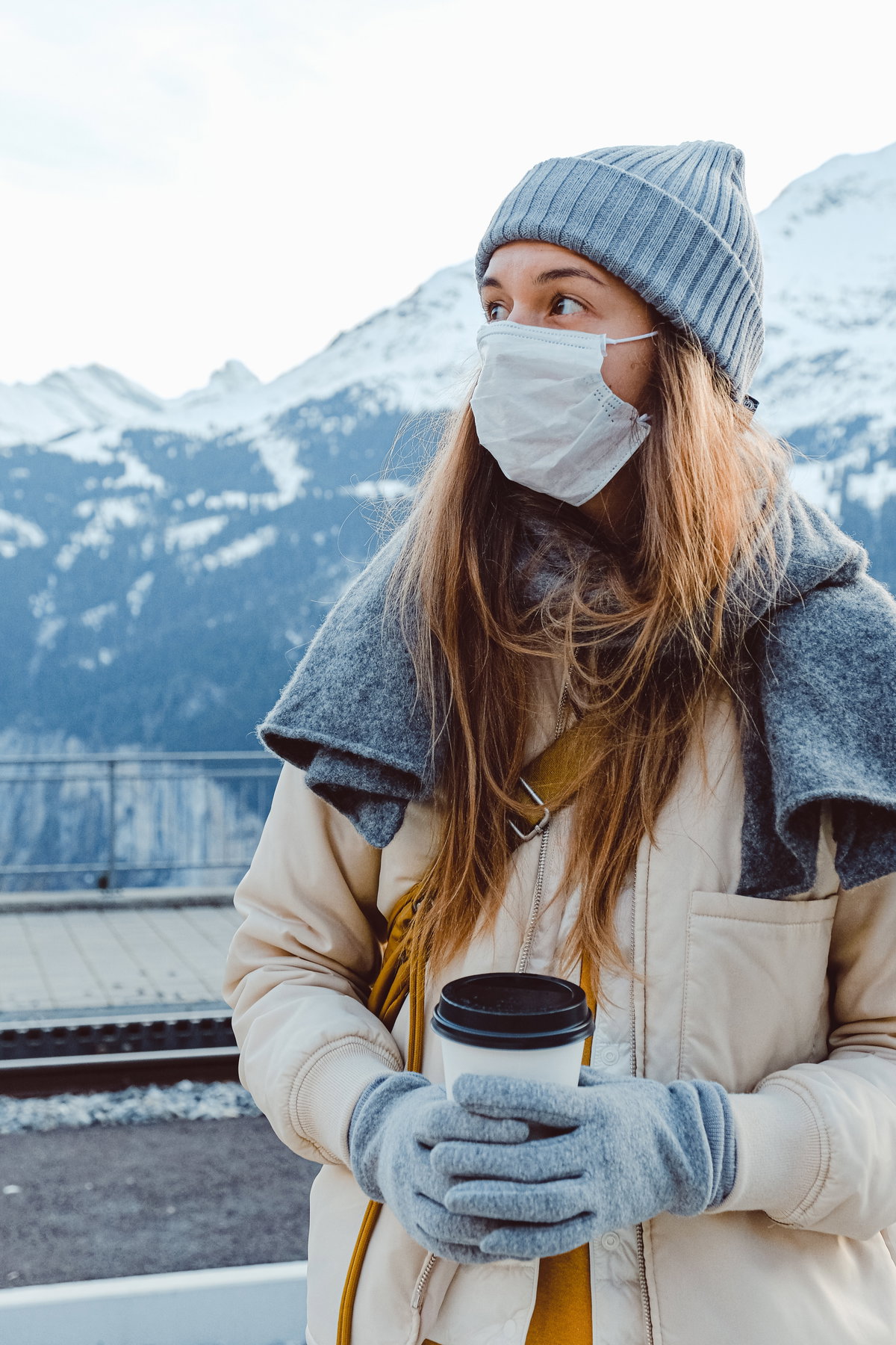 Frau mit Maske im Winter