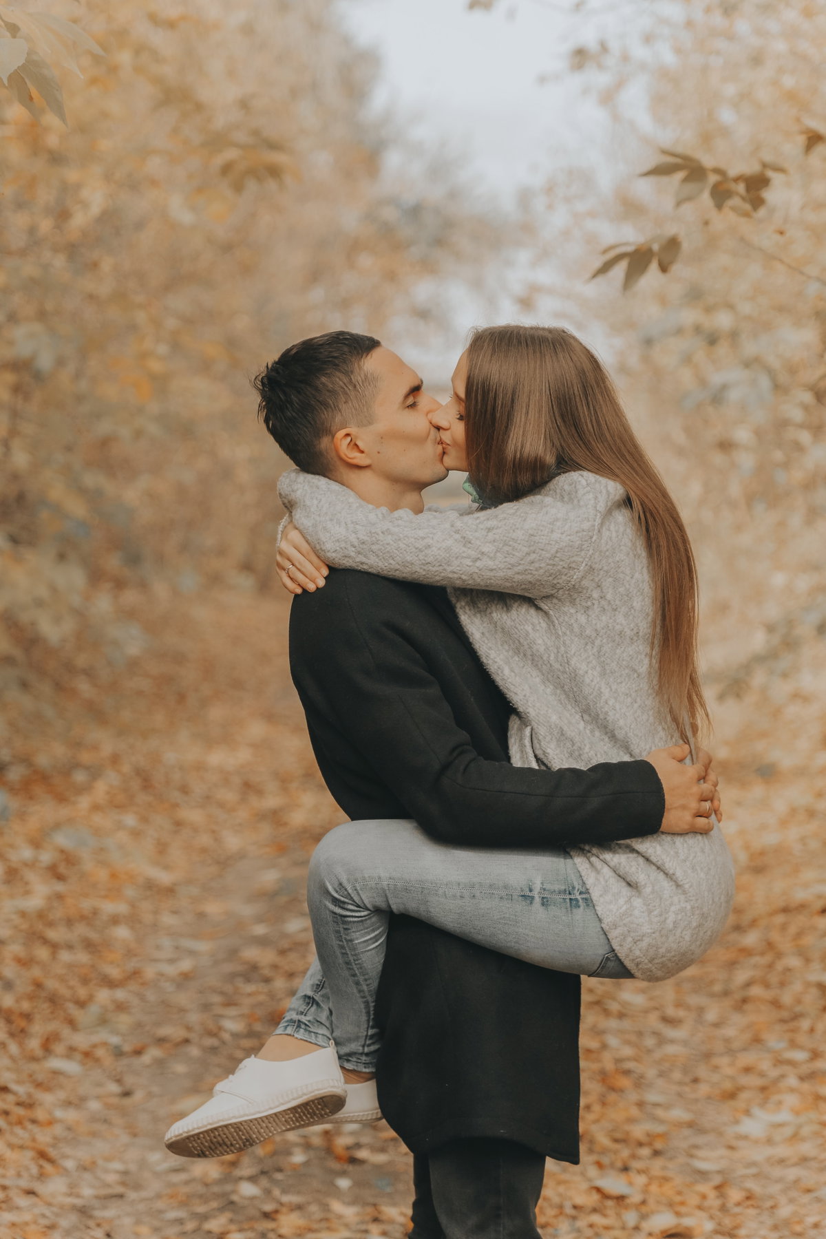 Mädchen und Junge küssen sich