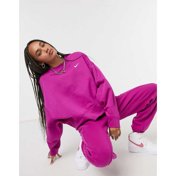 Kastenförmiges Oversize-Sweatshirt mit kleinem Swoosh-Logo in Lila-Violett