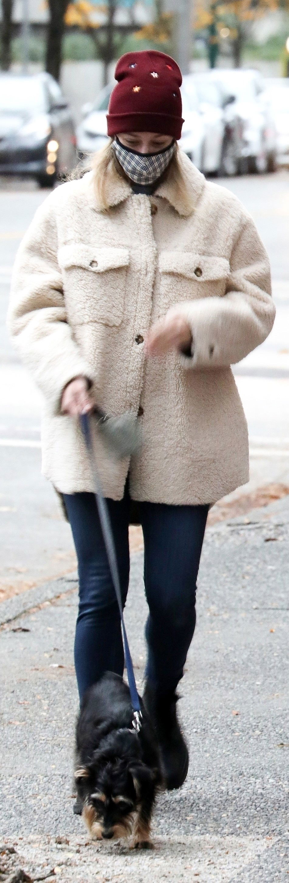 Lili Reinhart trägt diese Trend-Winterjacke – und sie ist von Mango!