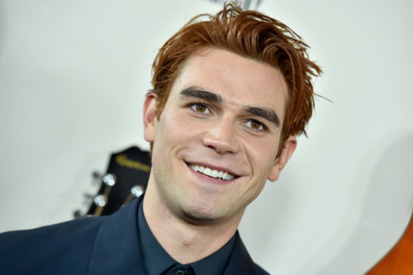 "Riverdale"-Star KJ Apa: Heimlich geheiratet? Neues Video sorgt für Verwirrung