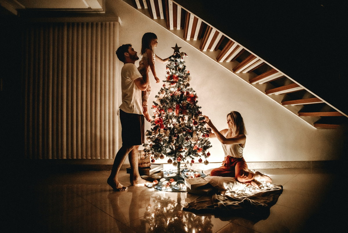 Familie schmückt den Tannenbaum