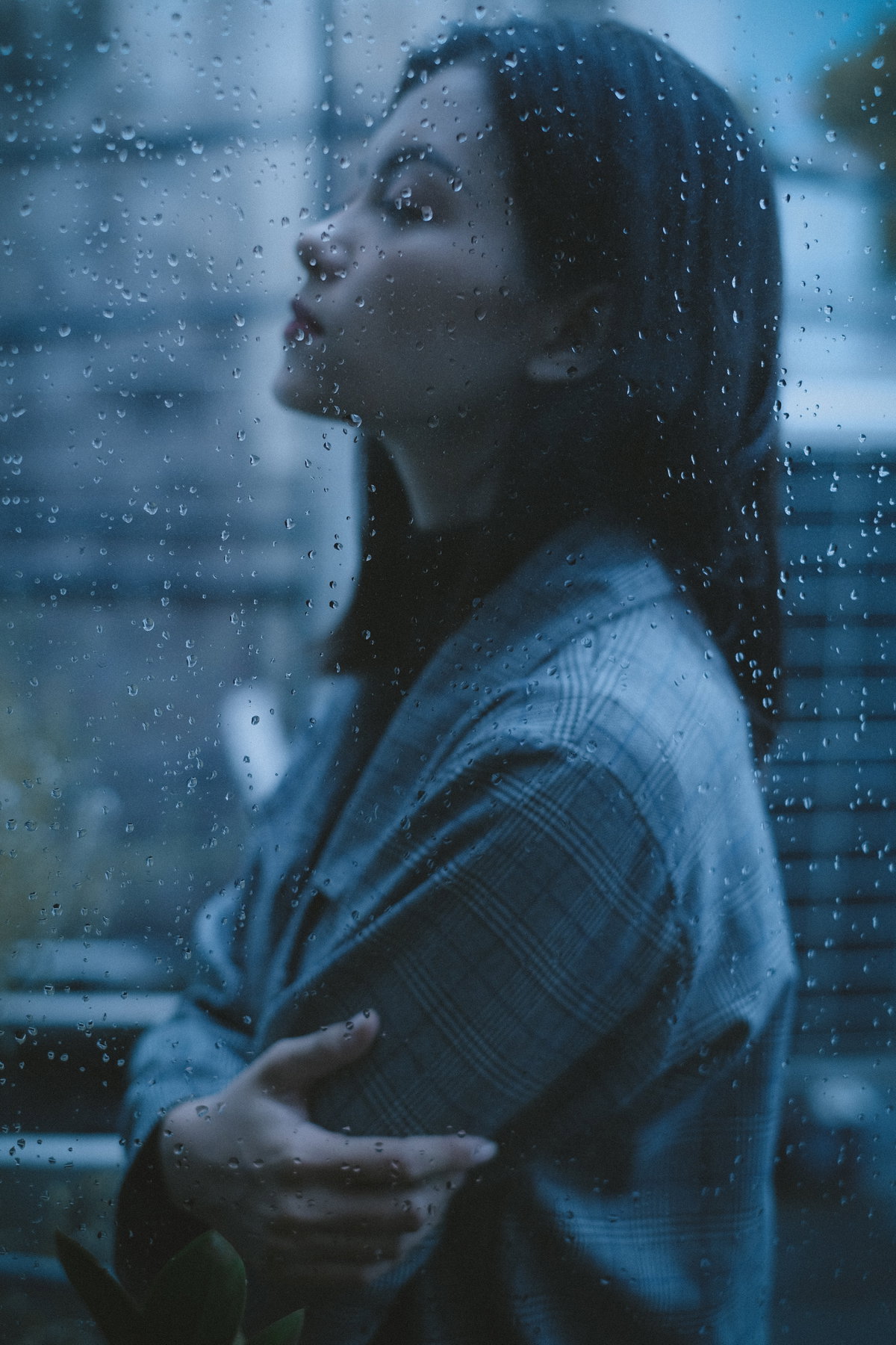 Horoskop Thema: Frau schaut im Regen geradeaus